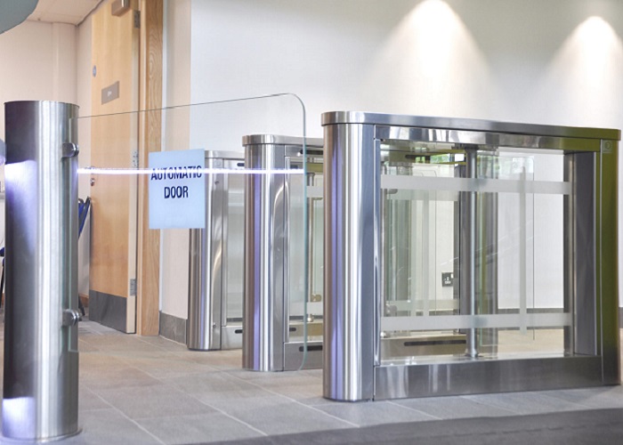 Cong-xoay-kiem-xoat-kinh-Glass-Swing-Gates-cho-co-so-doanh-nghiep